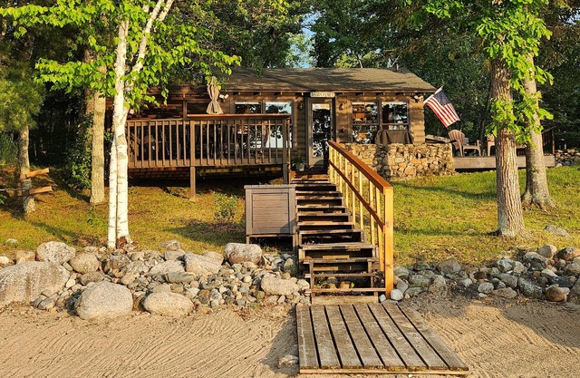 Private lake cabin. WiFi, Beach, Pontoon Rental. Sept. openings! Booking for 26'