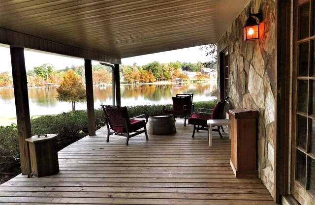 Private Lake House with 4 acres-boat house-fire pit-sleeps 12