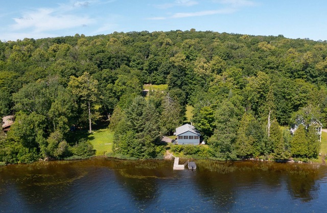 Private lakefront Spa - fully renovated home - kid friendly
