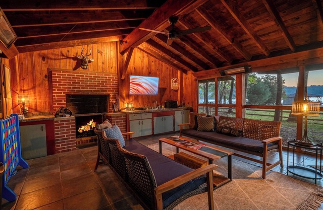 Private Lakefront Spread: BigH2O, Smokehouse, Spa, Firepits, Fence, Pets