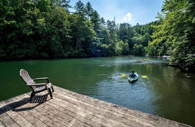 Private Lakefront Log Cabin
