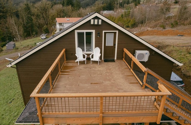 Private Loft Apartment with a deck and beautiful view!