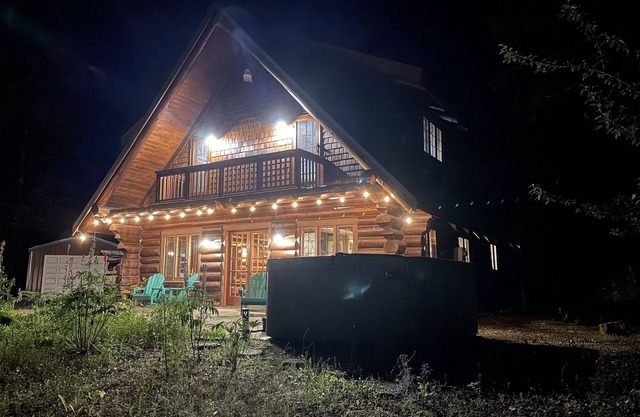 Private Log Cabin in the Woods - HOT TUB, BBQ, WIFI, GAZEBO, GAMING GARAGE