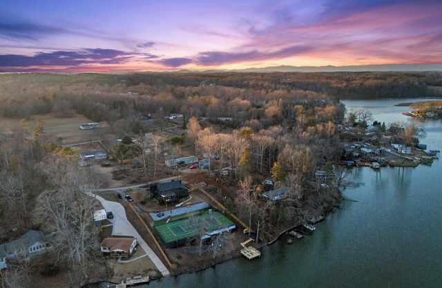 Private Luxe Lakefront Mansion: Swimspa, Pickleball, Basketball, Kayaks+ More!