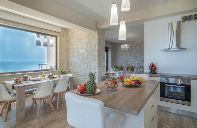 ★Private luxury 3bdrm Villa - Walk to beach ★