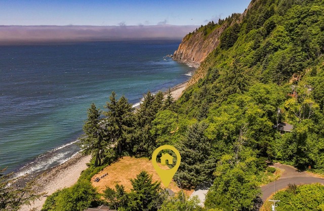 Private, luxury, hilltop studio, expansive ocean views, private hot tub on over an acre!