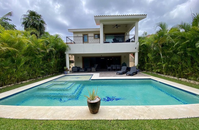 Private luxury 4 bedroom villa with pool - walking distance to beach and marina!
