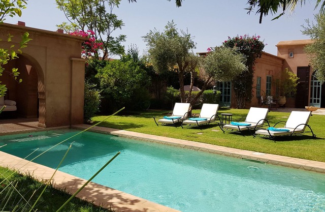 Private Luxury Villa: Garden and Pool not overlooked, Housekeeper and services