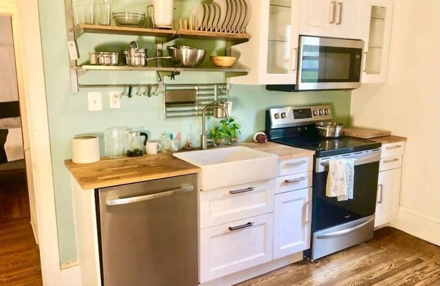 Private Modern 1 Bedroom - Back Patio, near UPenn