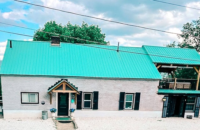 Private mountain top Chalet, a short walk to Mass Moca. .