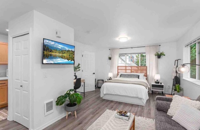 Private Newly Renovated Studio w private Parking!