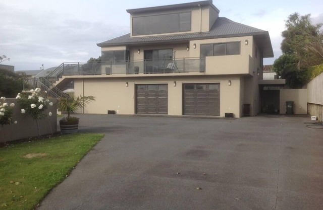 Private 1-bedroom open plan unit, 2-minute walk to the beach
