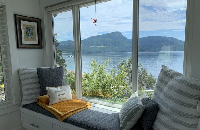 Private Oceanfront Retreat, breathtaking water views, steps from Vesuvius Beach
