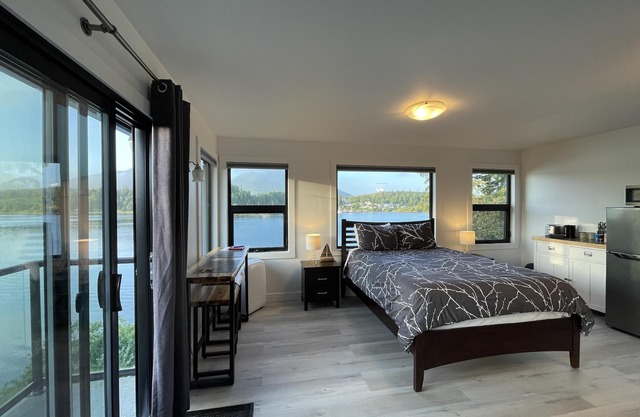Private Oceanfront Room with hot tub & firepit - Shore Thing
