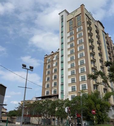 Private One Bedroom Viana Court Service Apartment 6 with private parking