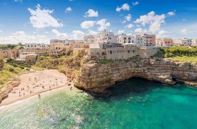 PRIVATE POOL, 15' beach by car. Fenced garden. A LUNCH is offered.