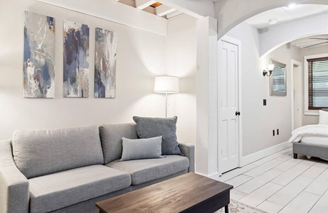 Private & Peaceful Downtown Apartment
