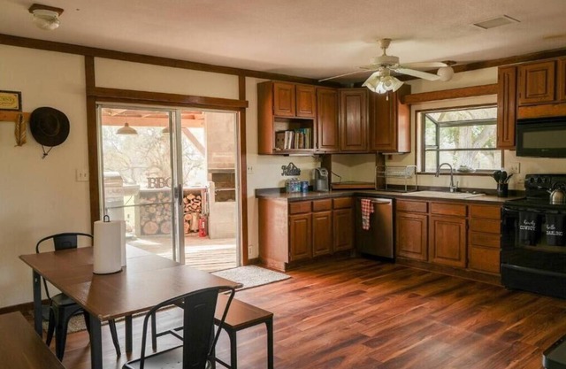 Private & Peaceful Retreat near Death Valley - 2 HOMES, large group friendly!