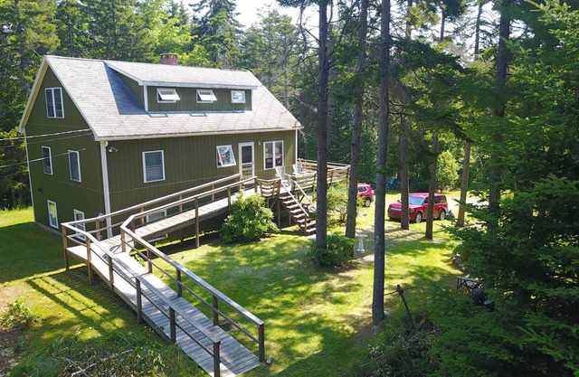 Private, peaceful cottage in a wooded setting in walking distance to the village