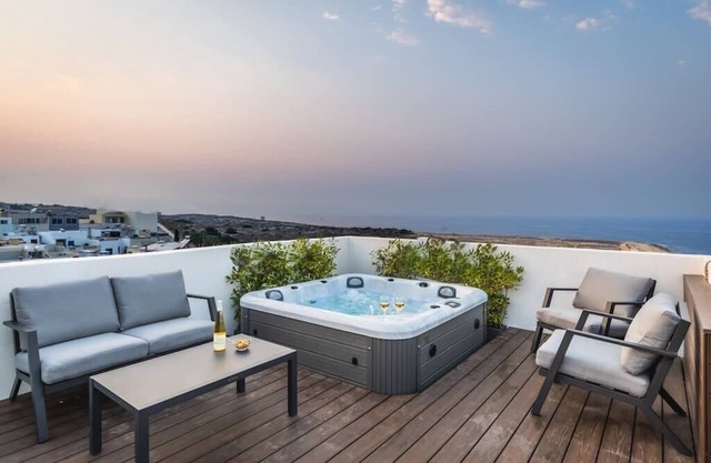 Private Penthouse with Spa Bath Pembroke St Julians