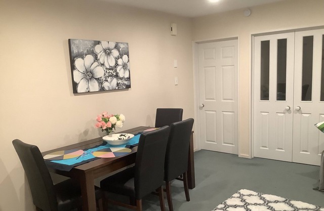 PRIVATE, PETS OK, WIFI, AIRPORT EASY ACCESS. Perfect Couples’ or Family Retreat