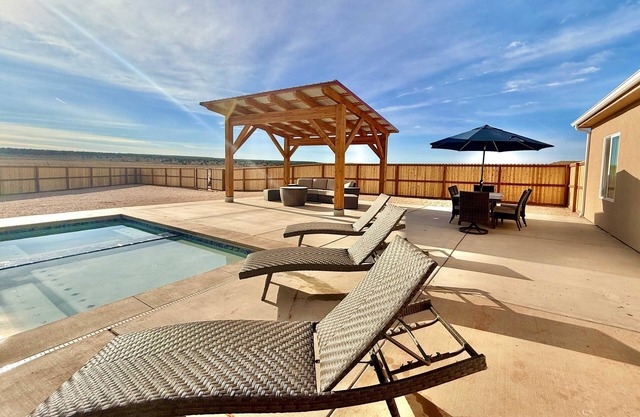 Private Pool and Hot Tub at Kanab Luxury Home with Incredible Sunset Views and S