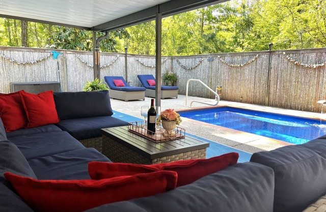 PRIVATE POOL, BACKYARD OASIS, CLOSE TO BEACHES!