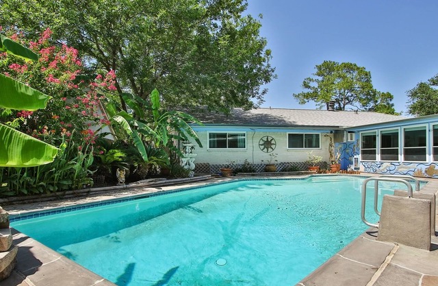 ✨Private Pool, City Oasis, King Suite, Hot Tub, & Bar✨