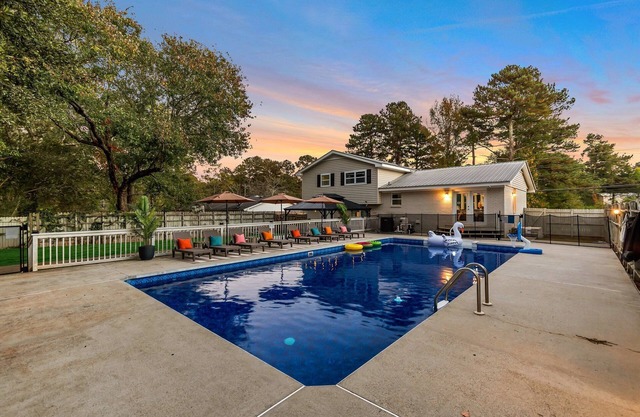 Private Pool & Fire Pit w/Gazebo & Grill. Family Friendly 4 bedroom home.