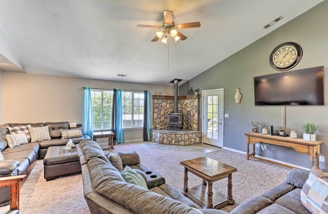 Private Pool & Game Room: Family Weaverville Gem