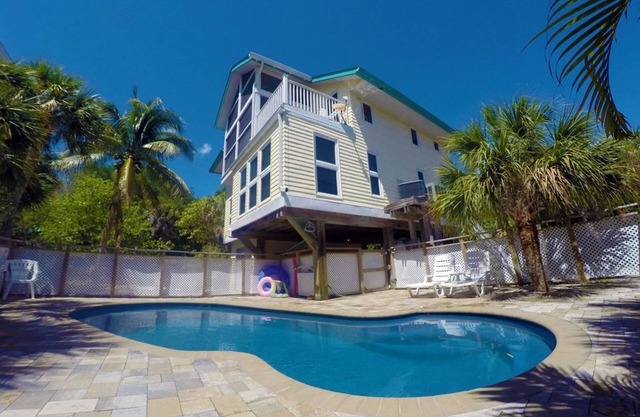 Private Pool Home Spectacular Sunsets Steps from the Beaches & StarLink Internet
