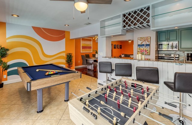 Private pool home & guesthouse with games / 2 miles from BEACHES