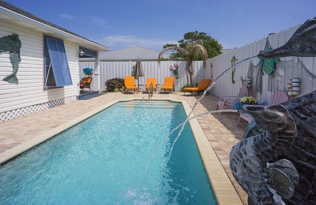 Private Pool, Small pets welcome, walk to beach, bikes and golf cart included