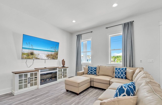 🌴Private Pool-Walk to Beach-Great Location-Evergreen Unit B☀️