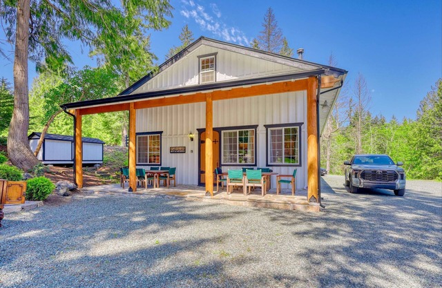Private Ranch 2BR Cabin Retreat, Sleeps 9