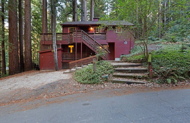 Private, relaxing retreat in the redwoods with WiFi, a private deck & BBQ