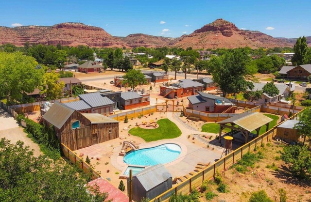 Private Resort with Kanab Charm 2 Bedroom, 2 Bathroom, Pool, Hot Tub, Stargazi