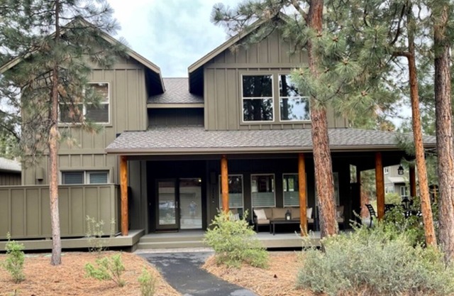 Private Retreat at River Wild in Mt Bachelor Village, Private HotTub, A/C, WiFi