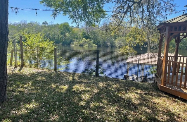 Private River Paradise- Cozy 3-bedroom house in welcoming Bell, Fl- with WiFi
