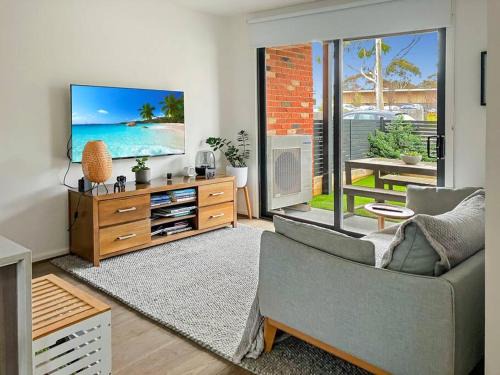Private Room & Ensuite, in hosted Modern 2 bedroom Apartment - full use of all home facilities