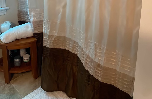 Private room in a 2 bed 1 ba cape home with locks and tv