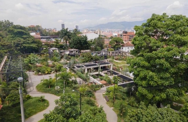 Private room in Medellín metro station nearby