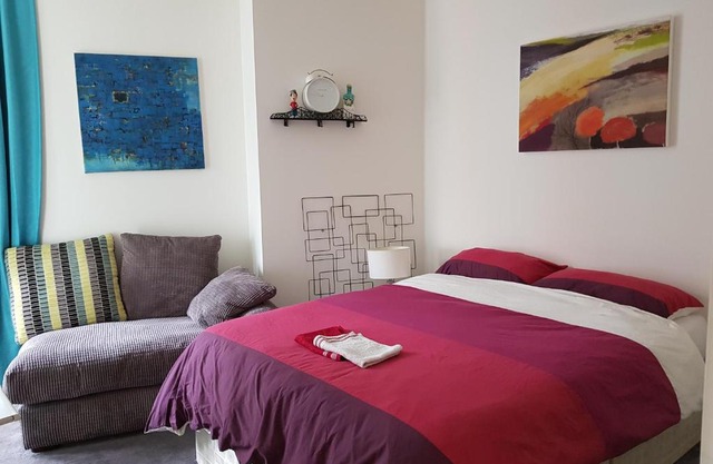 Private room in shared luxury canary wharf apartment