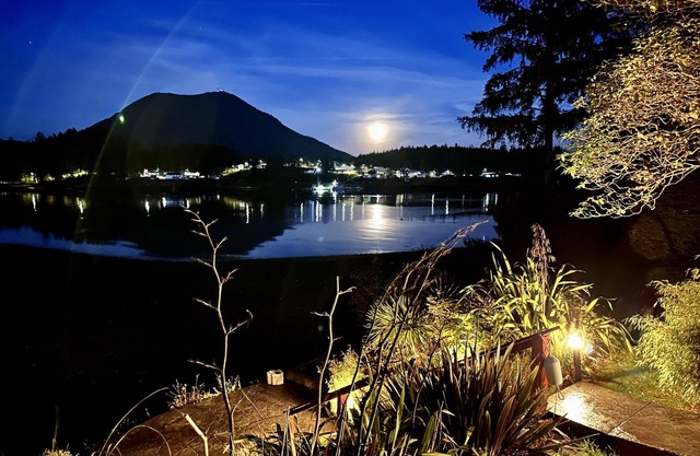 Private Room on Waterfront property with Hot Tub & Firepit - Sea Esta