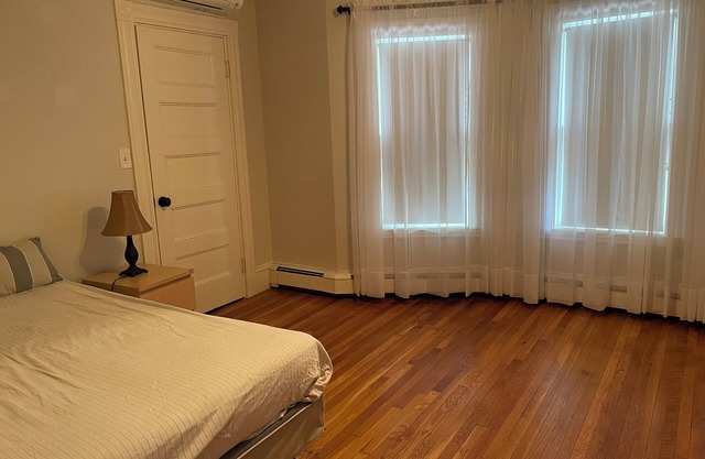 Private room/shared 2 bathroom/full equipped kitchen/Free Parking/Close to T