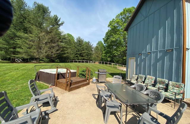 Private room w/Shared Pool, Hot Tub and Fire Pit