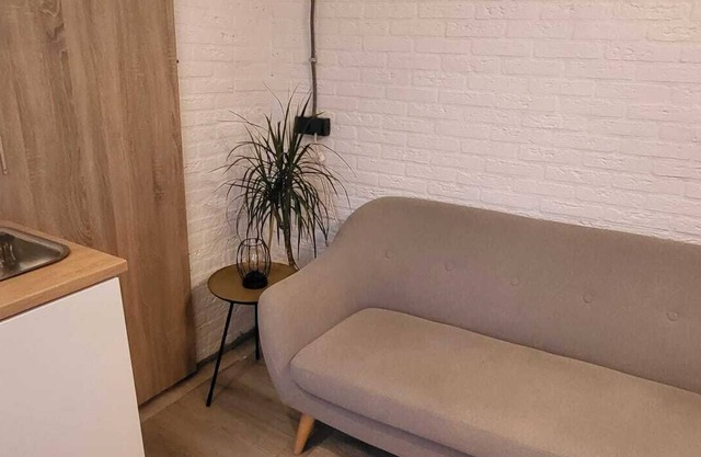 Private room with en-suite bathroom, separate entrance, cozy and comfortable.