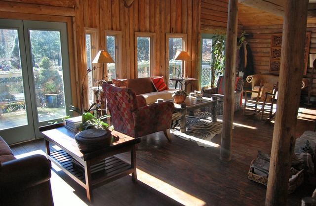 Private Rustic Lodge on 3.5 acres - Ideal for relaxing and the Holidays