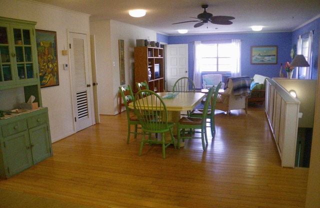 PRIVATE SINGLE FAMILLY HOUSE with nice deck for Friday Night Fireworks!