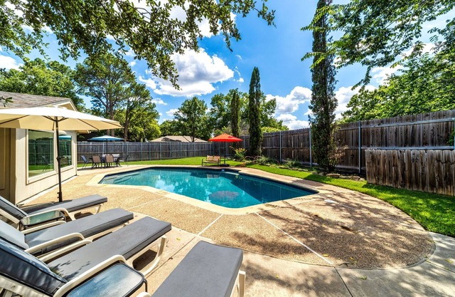 Private, sparkling pool! Close to Fort Worth and Dallas!